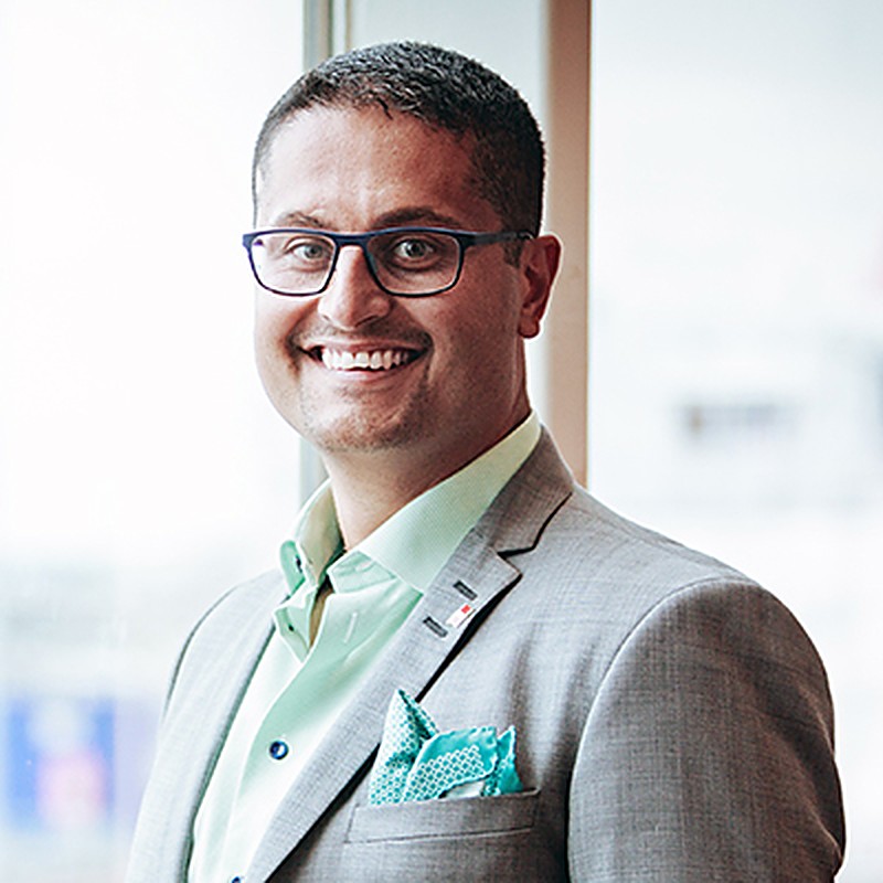 Amer Mohammed håller en keynote på scen